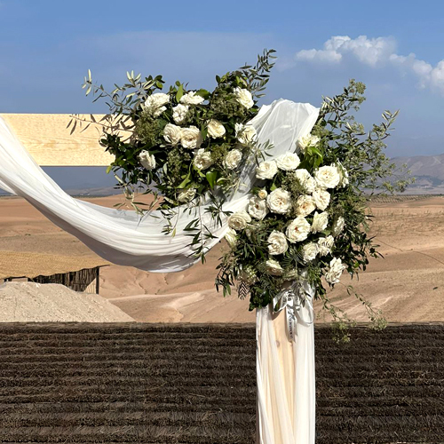 Arche florale mariage Agafay Marrakech