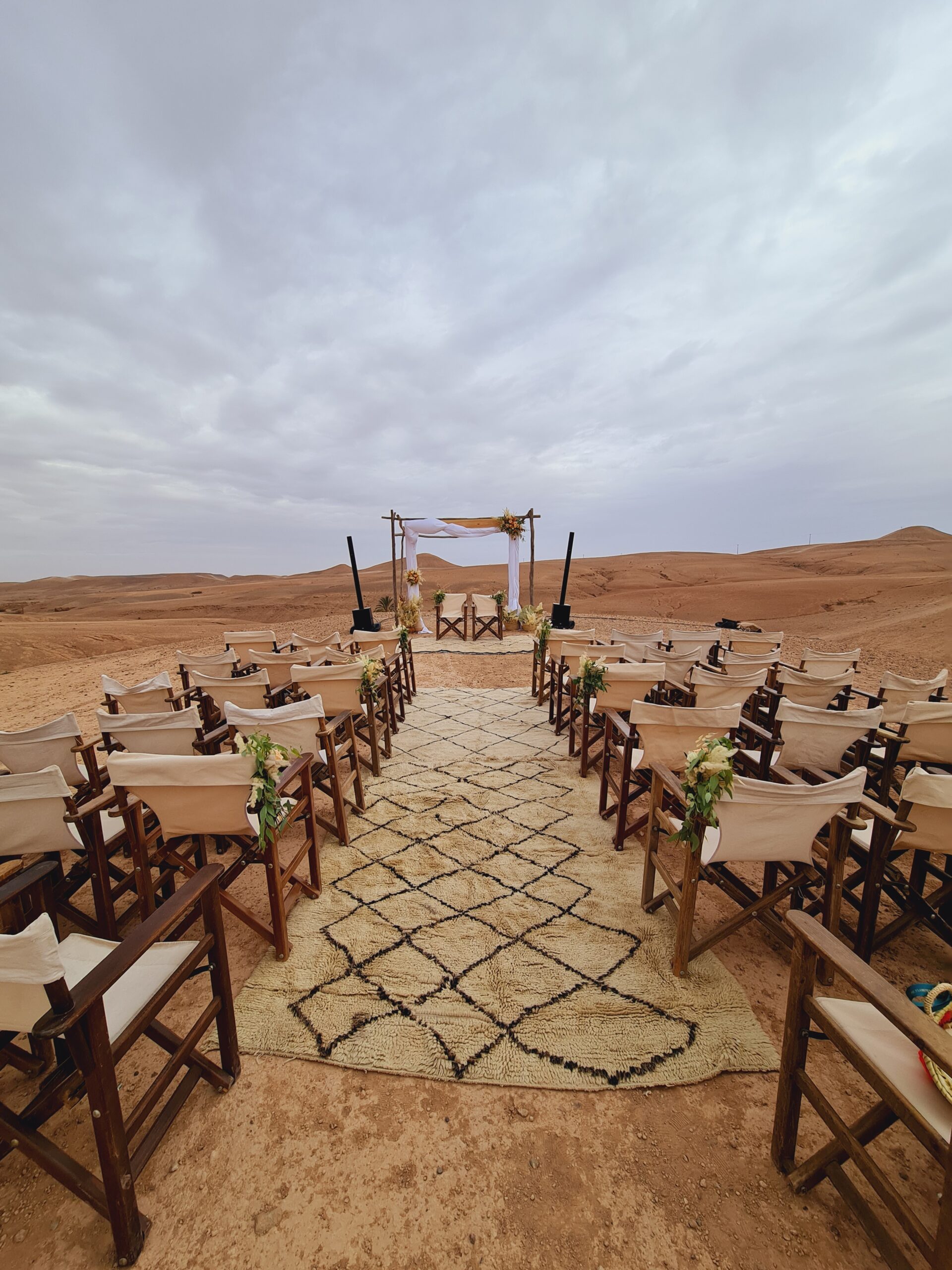 déco florale allée de céremonie laique desert Agafay Marrakech